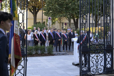 Plusieurs élus se recueillent devant le monument aux morts - Agrandir l'image 1 sur 7, fenêtre modale