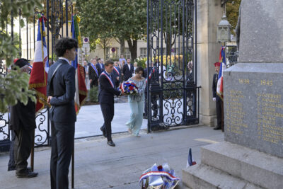 Dépot de gerbes par une membre du CMJ et Rodolphe Cambresy, 1er adjoint au maire  - Agrandir l'image 4 sur 7, fenêtre modale