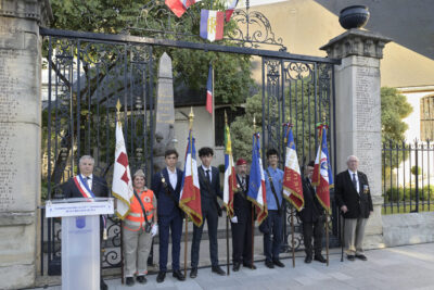 Les porte-drapeaux du CMJ (Conseil Municipal des Jeunes) et  des associations d’Anciens Combattants devant le monument aux morts - Agrandir l'image 3 sur 7, fenêtre modale